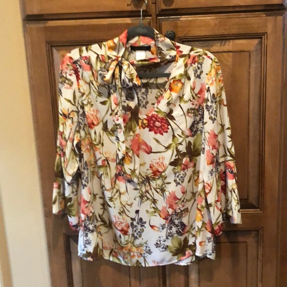 jennie &marlis Tops - Jennie & Marlis 100% polyester V-neck blouse
